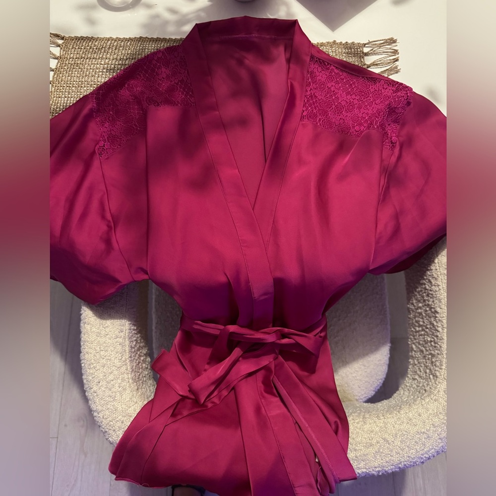 VICTORIA'S SECRET
Satin Short Robe in great condition size XS/S